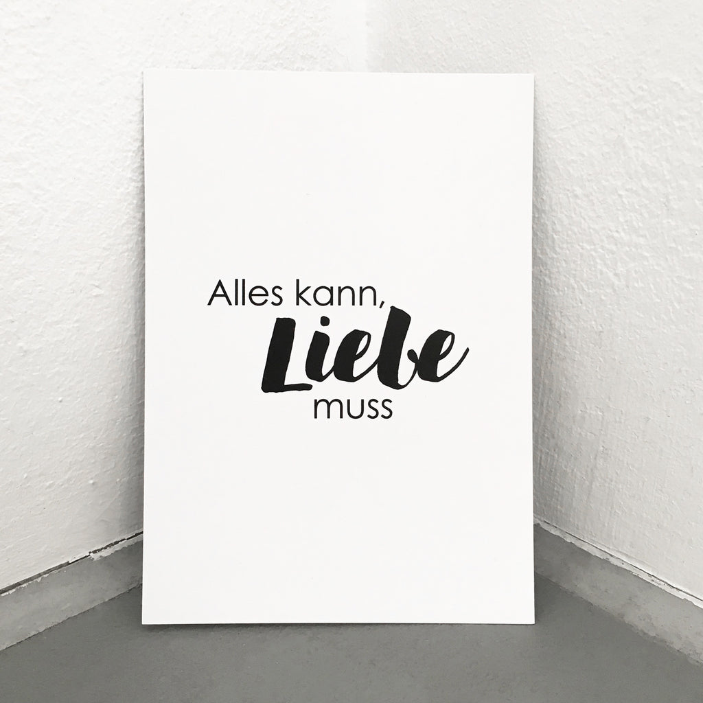 Weiße Postkarte, mit schwarzer Schrift: "Alles kann, Liebe muss"
