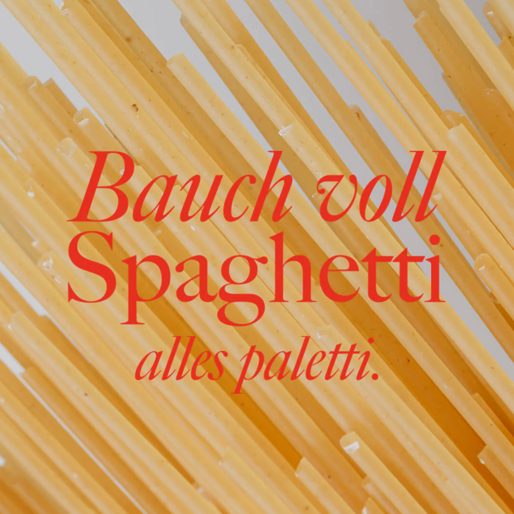 Schriftzug "Bauch voll Spaghetti alles paletti mit Spaghetti im Hintergrund
