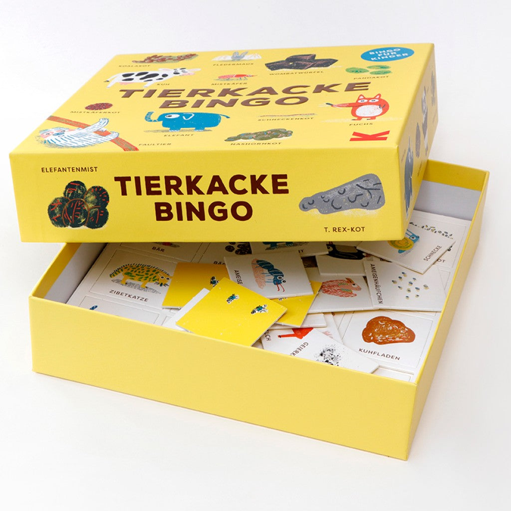 Geöffneter Karton Tierkacke Bingo, man sieht Bingo-Karten und Spielkärtchen