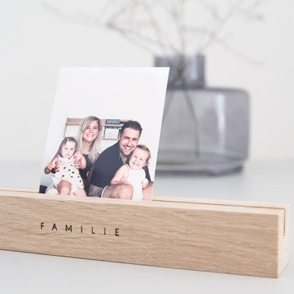 Bilderleiste mit Schriftzug "Familie" dekoriert mit einem Familienfoto
