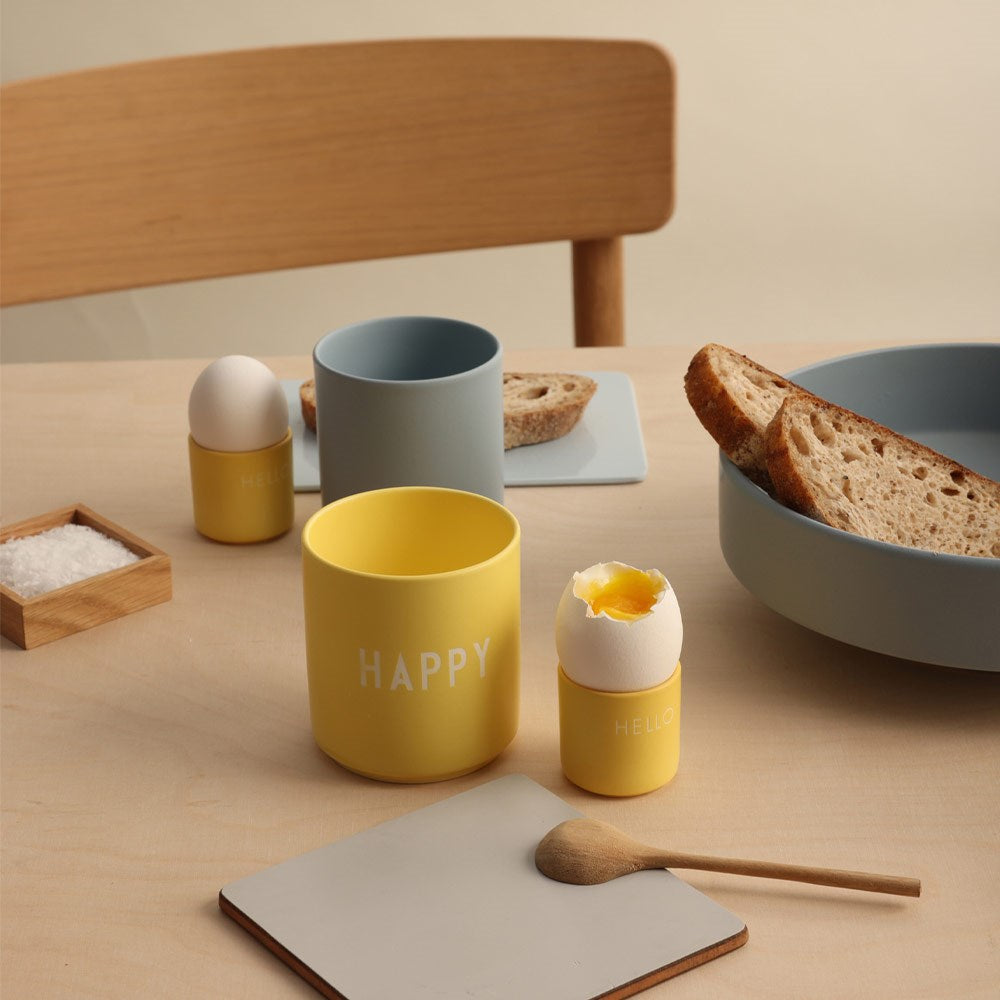 Design Letters Tassen dekoriert auf einem Frühstückstisch
