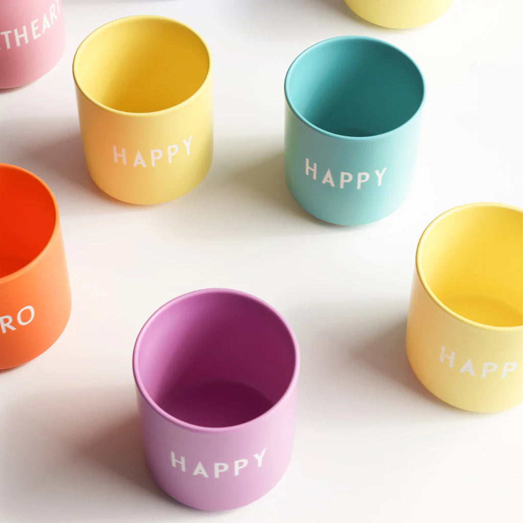 Mehrere Design Letters Tassen in verschiedenen Farben