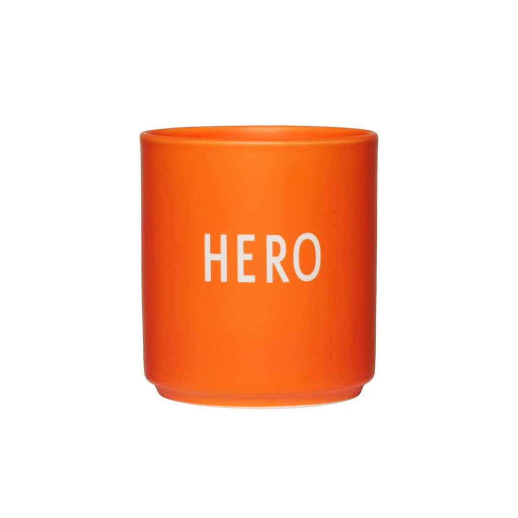 Design Letters Tasse in orange mit weißem Schriftzug "HERO"