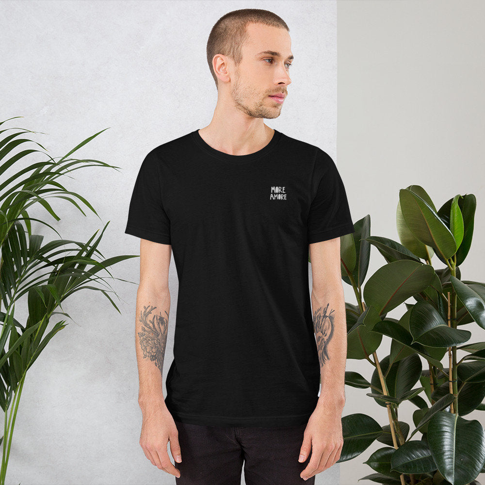 Black T-Shirt Unisex X More Amore getragen von einem Model