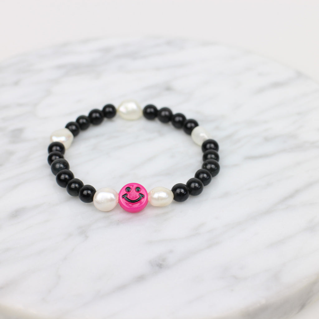 Black Smiley Armband. Schwarze Perlen, 5 weiße Süßwasserperlen und ein pinker Smiley