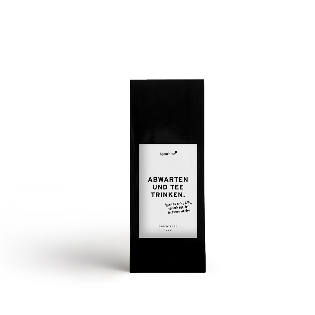 Schwarzer Stehbodenbeutel mit weißem Etikett: "Abwarten und Tee trinken."