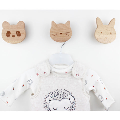 Garderobenhaken montiert mit Babykleidung an einem Kleiderbügel