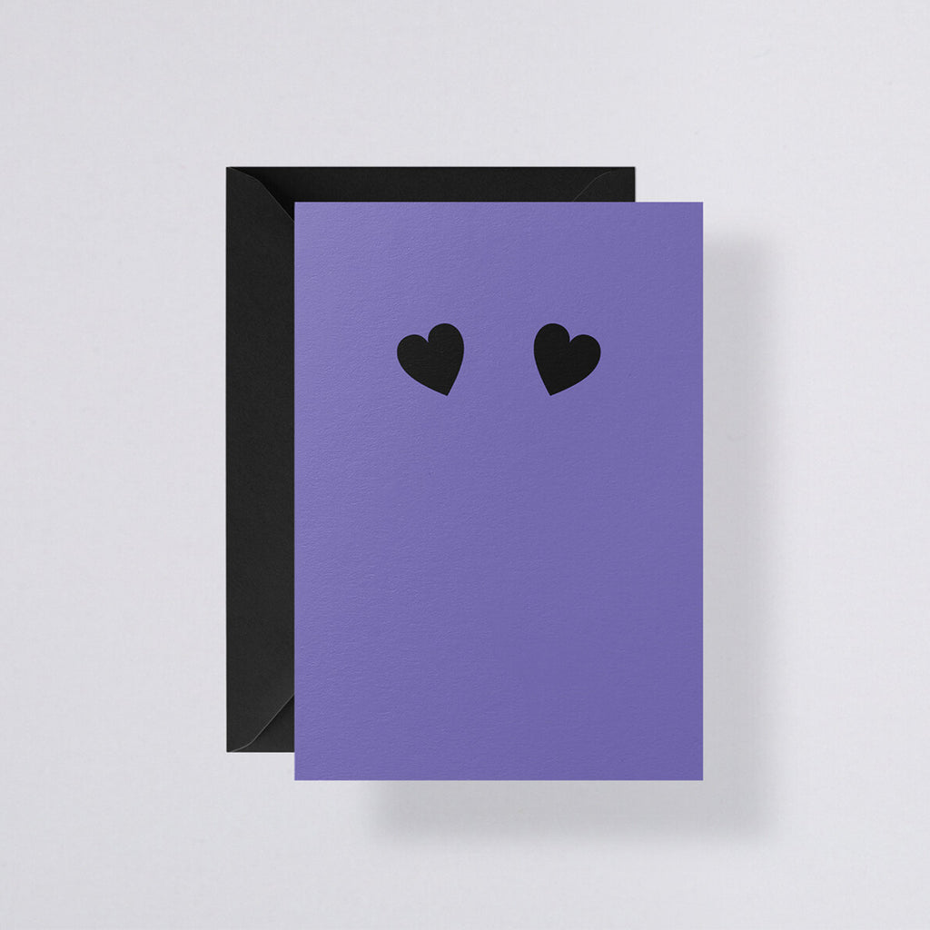 Grußkarte lila mit zwei schwarzen Herzen und schwarzem Umschlag