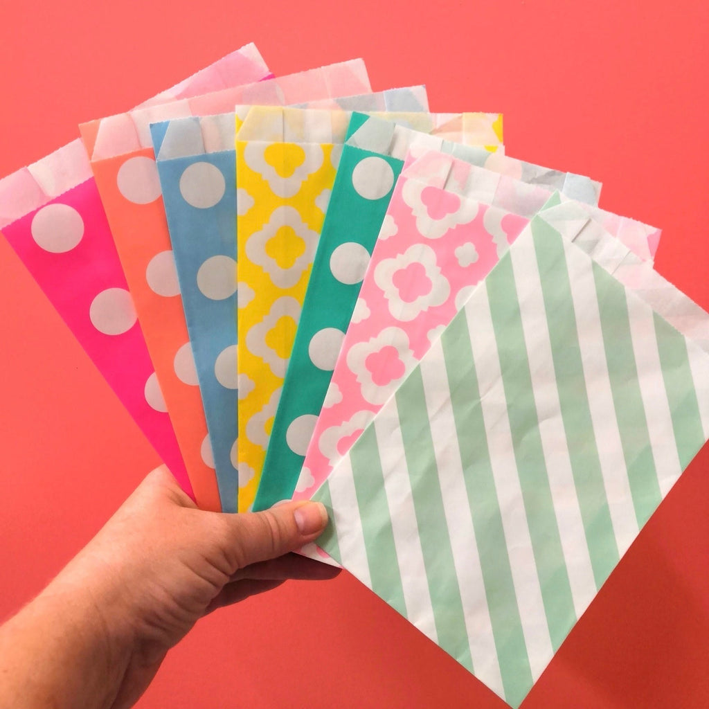 7 unterschiedliche Candy Bags Designs in der Hand gehalten, wie ein Kartenspiel 