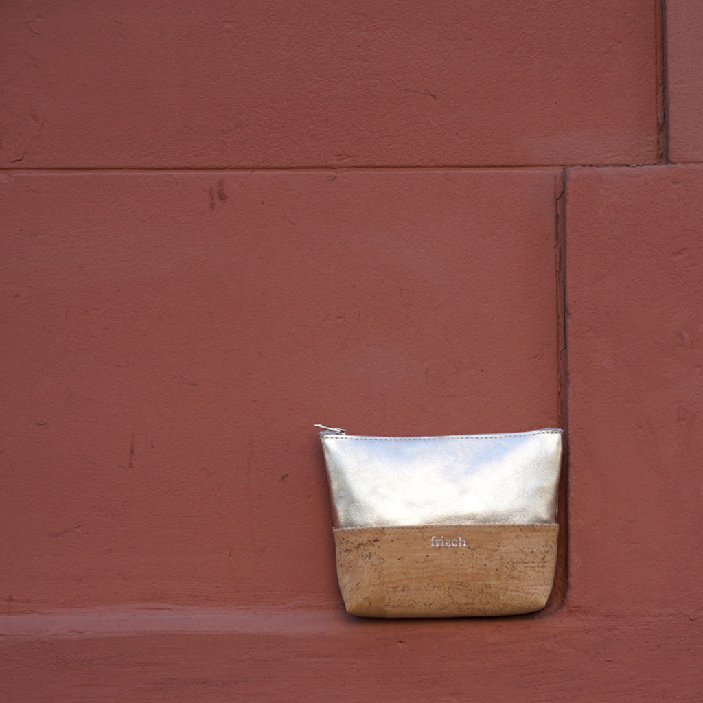 Dansk Zip Bag vor einer dunkelroten Wand