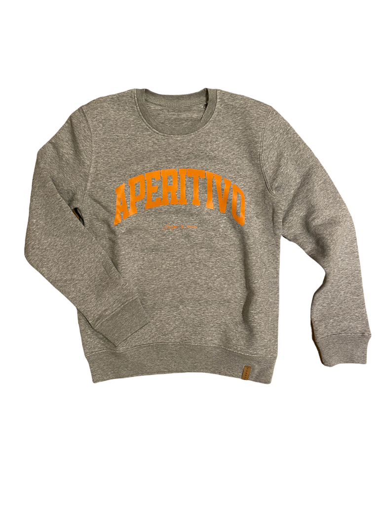 Graues Sweatshirt mit orangenem Schriftzug "Aperitivo" auf der Brust, im College-Style