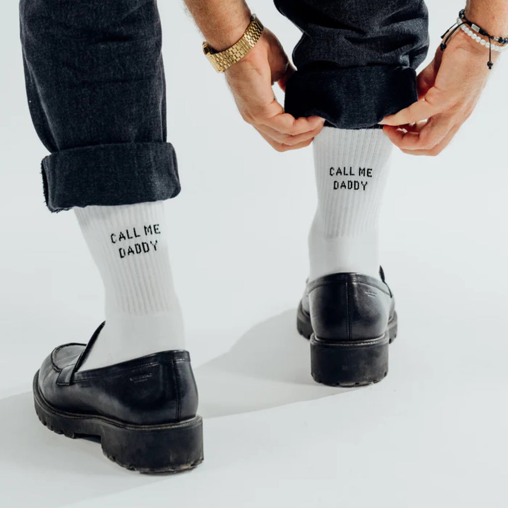 Model trägt White Statement Socks mit Schriftzug: call me daddy