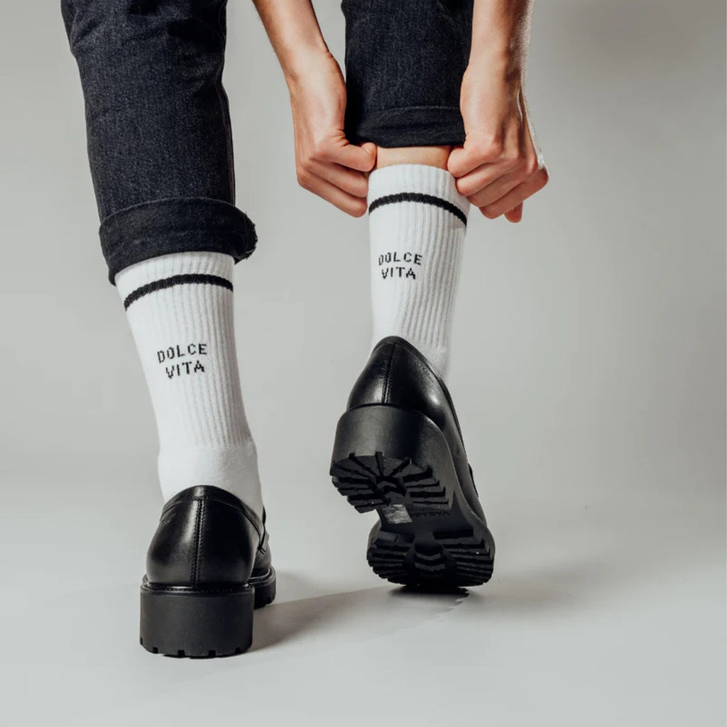 DOLCE VITA X White Statement Socks getragen von einem Model