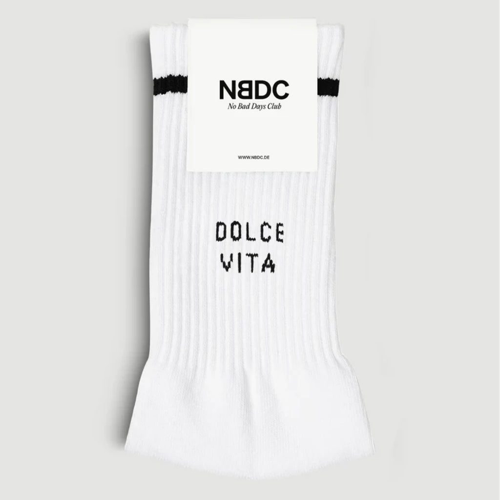 DOLCE VITA X White Statement Socks mit schwarzer Schrift: DOLCE VITA und einem schwarzen Streifen am Schaft