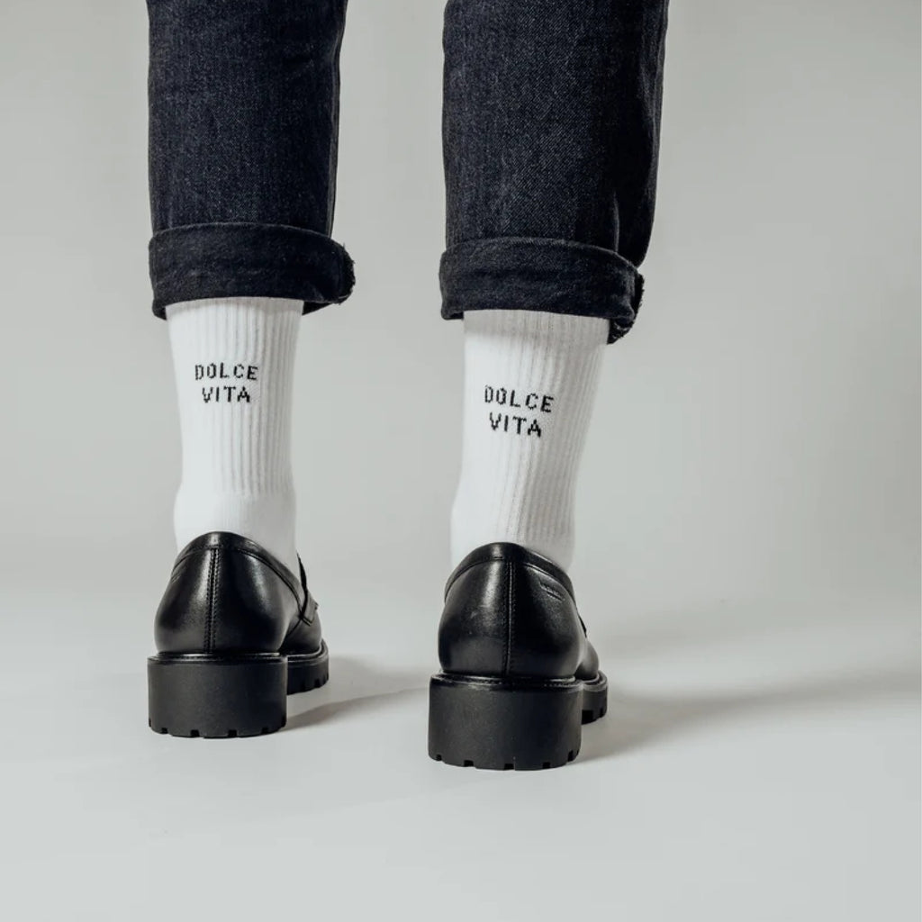 DOLCE VITA X White Statement Socks getragen von einem Model