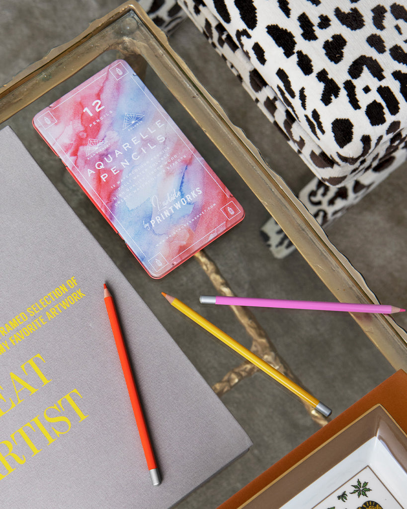 3 Stifte auf einem Glastisch