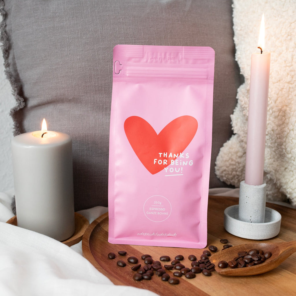 Thanks for being you X Kaffee Ganze Bohne, 250g dekoriert mit Kerzen und Kaffeebohnen