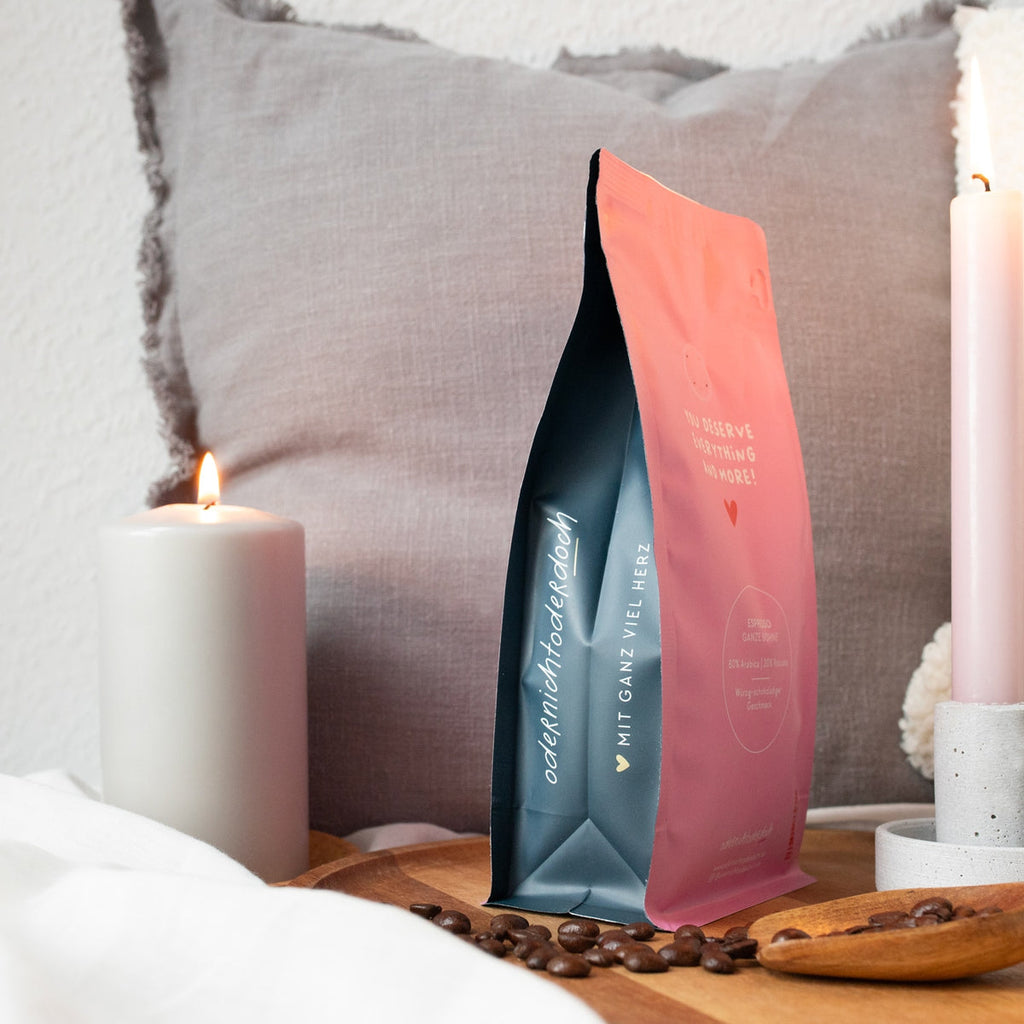 Thanks for being you X Kaffee Ganze Bohne, 250g von der Seite, mit Kerzen und Kaffeebohnen dekoriert