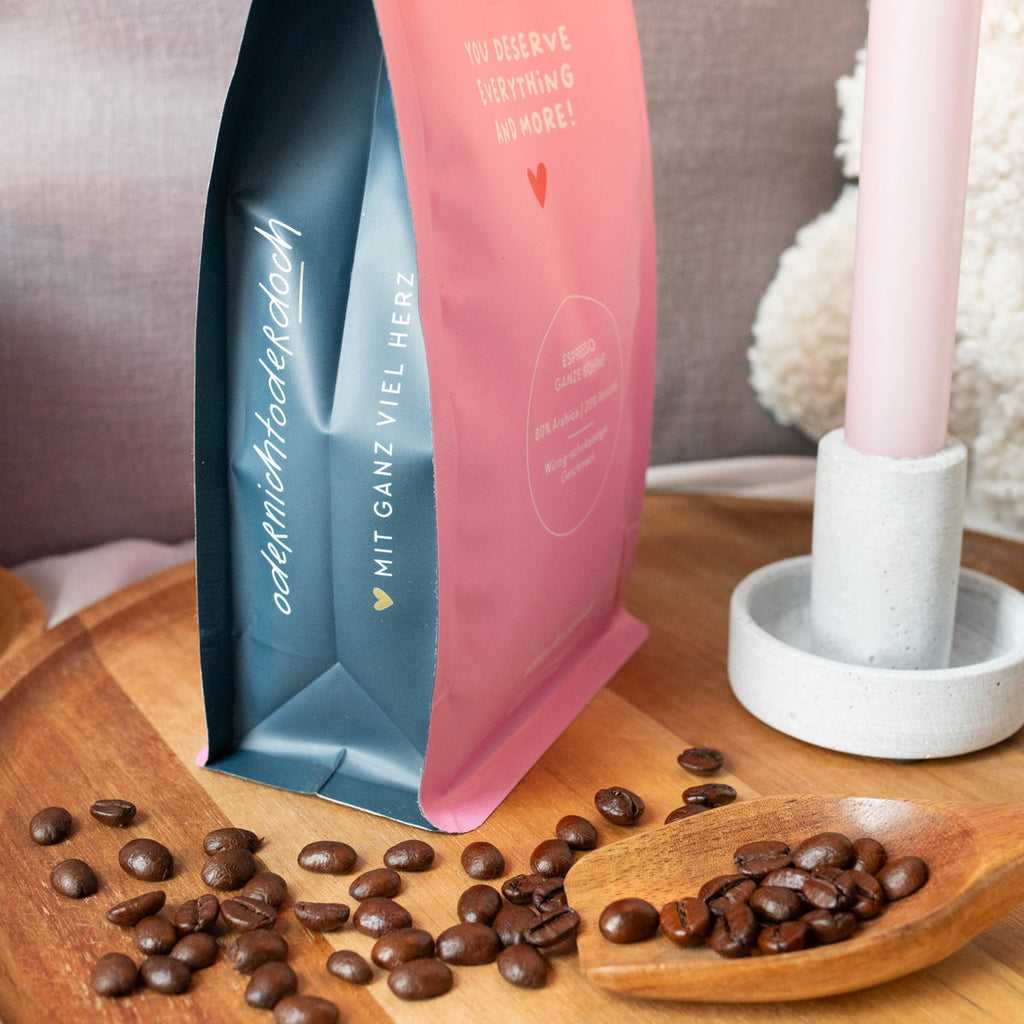 Thanks for being you X Kaffee Ganze Bohne, 250g, Seitenansicht mit Kerzen und Kaffeebohnen, Detailansicht
