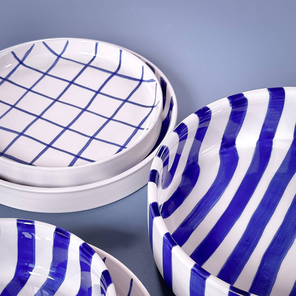 Magazin Minori, mehrere blaue Schalen und Teller mit verschiedenen Mustern