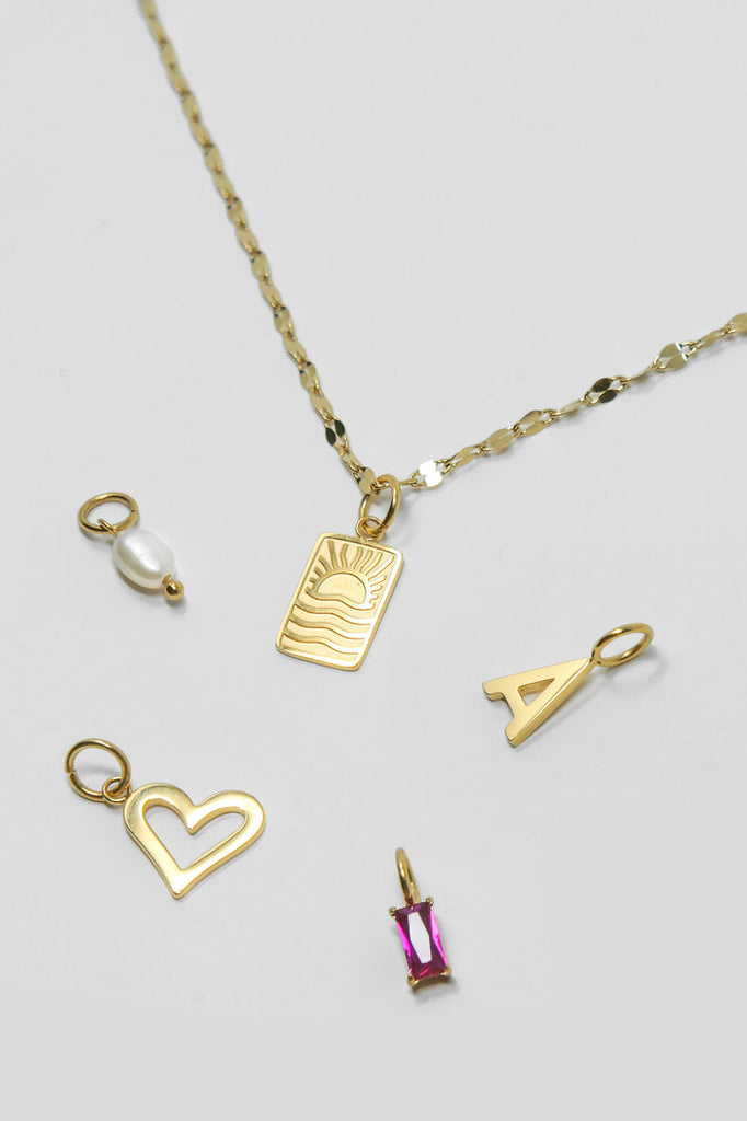 5 unterschiedliche Motiv Charms X Gold mit einer Kette