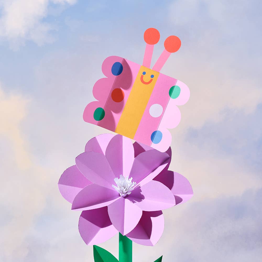 Schmetterlings-Klapkkarte dekoriert auf einer Papierblume