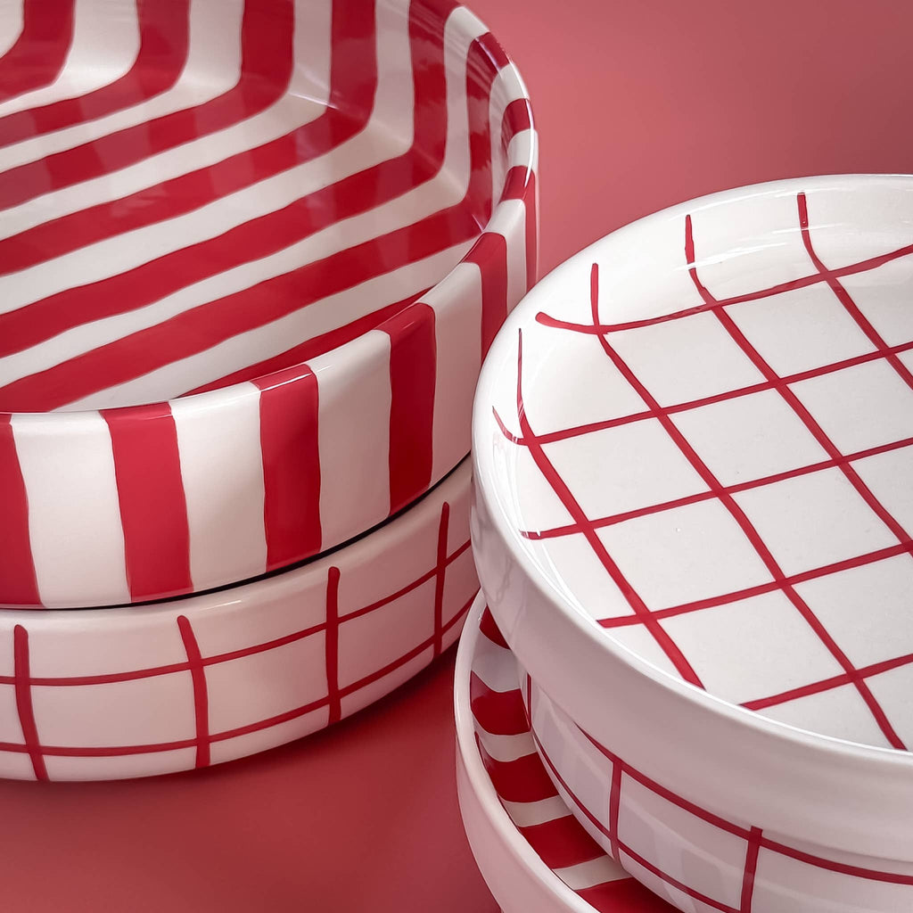 Magazin Minori, mehrere rote Schalen und Teller mit unterschiedlichen Mustern