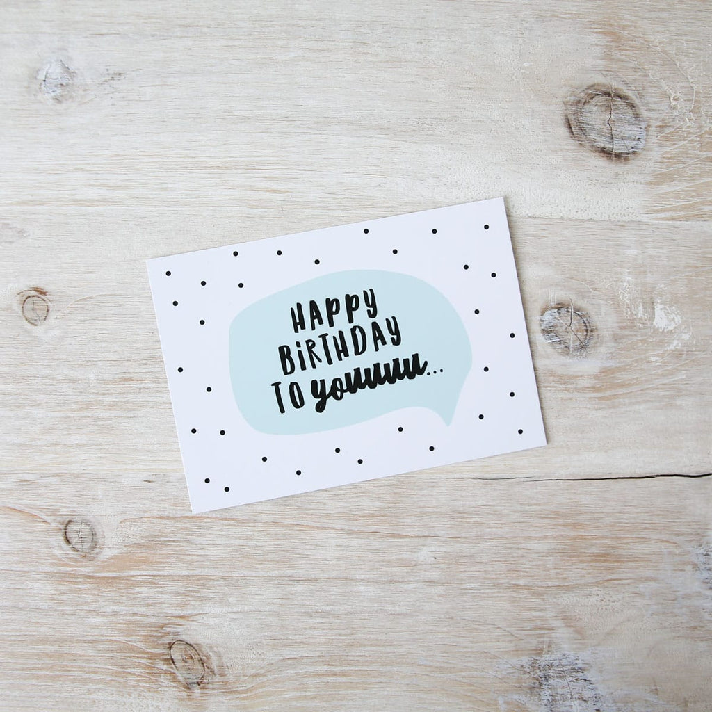 Happy Birthday to youuuu... X Postkarte auf einem Holztisch