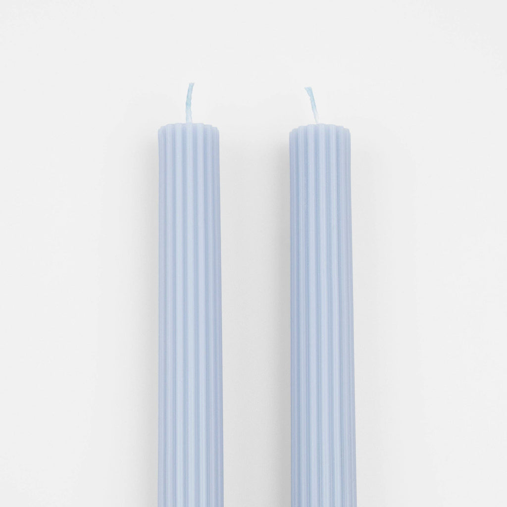 Himmelblaue Tischkerzen X Geriffelt, 
2er Set, Detailansicht