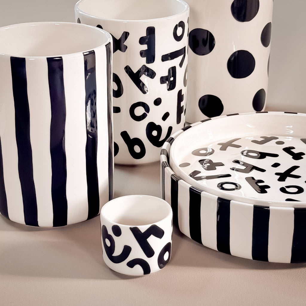 Magazin Minori, verschiedene schwarze Vasen, Teller und Tassen mit unterschiedlichen Mustern