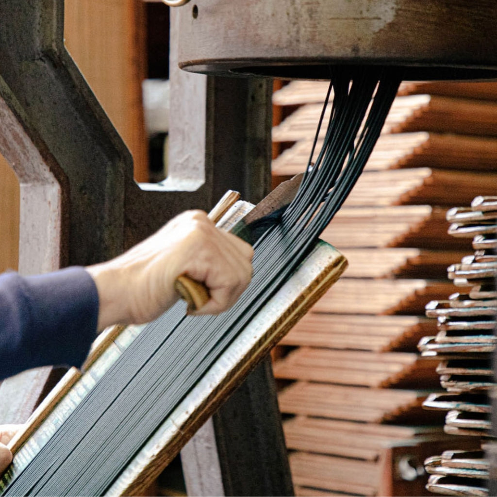 Ein Foto der Handarbeit bei der Herstellung der Räucherstäbchen