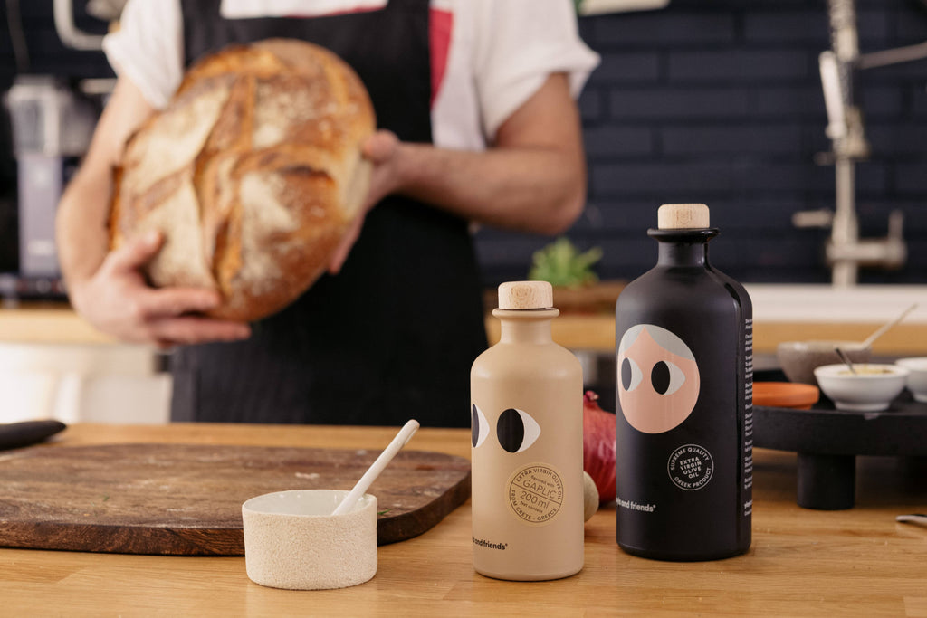 Natives Olivenöl Extra mit Knoblauch und Natives Olivenöl mit Trüffel in einer Küche mit Brot