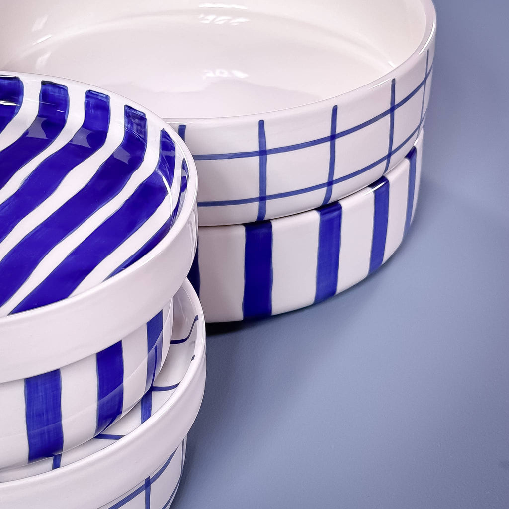 Magazin Minori, mehrere blaue Schalen mit unterschiedlichen Mustern