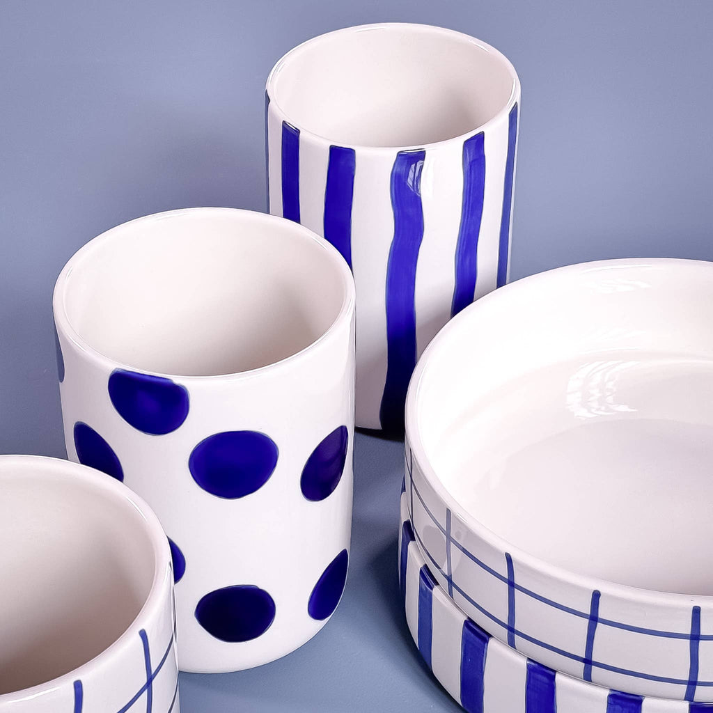 Magazin Minori, Vase Dots X Mare Blue, Detailansicht 3 blaue Vasen und zwei Schalen mit unterschiedlichen Mustern