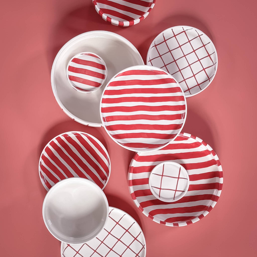 Magazin Minori, mehrere rote Schalen und Teller mit unterschiedlichen Mustern, von oben fotografiert