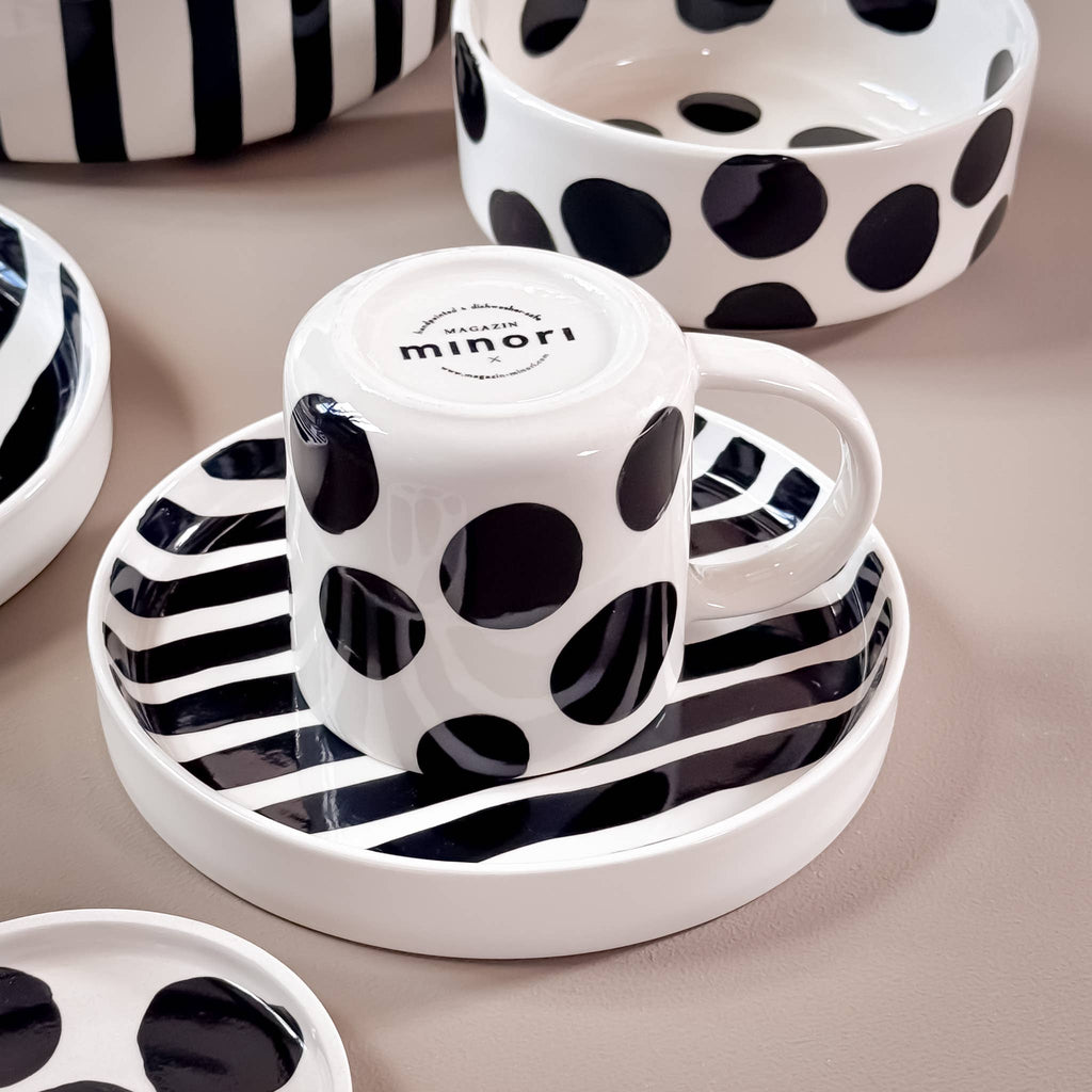 Magazin Minori, Becher Dots X Vulcano Black und verschiedene andere schwarze Schalen und Teller mit unterschiedlichen Mustern