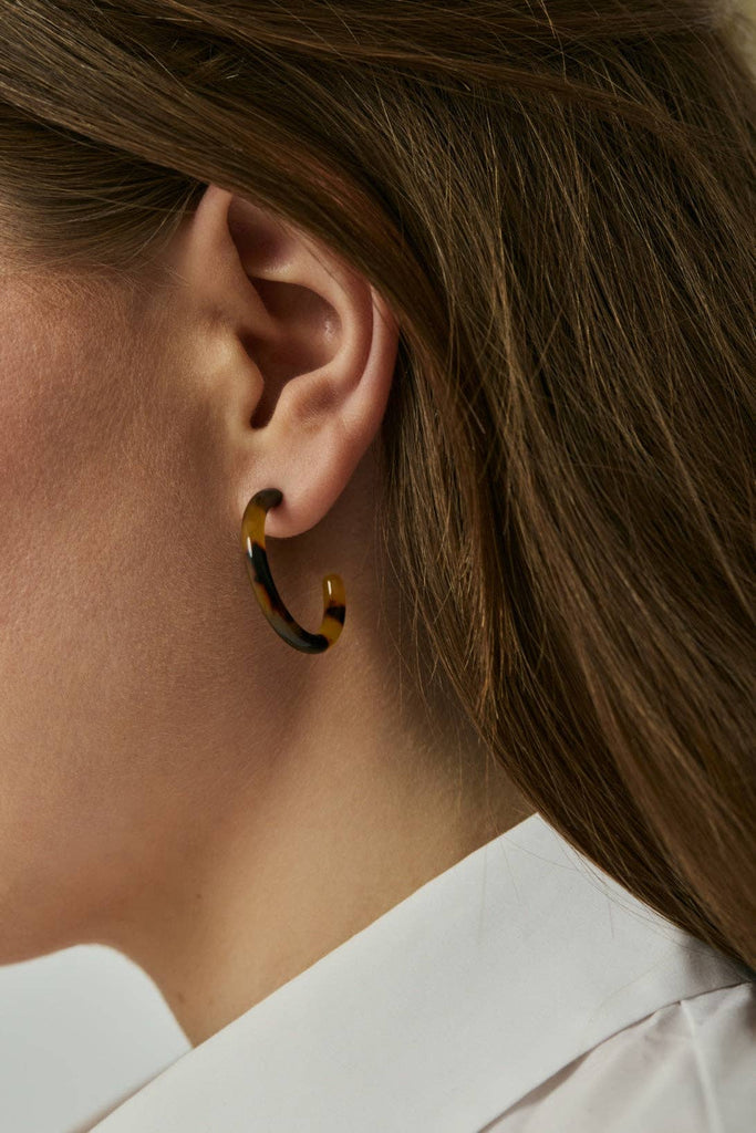 Ohrringe - Loop Dark Cheetah, getragen von einem Model, Detailansicht