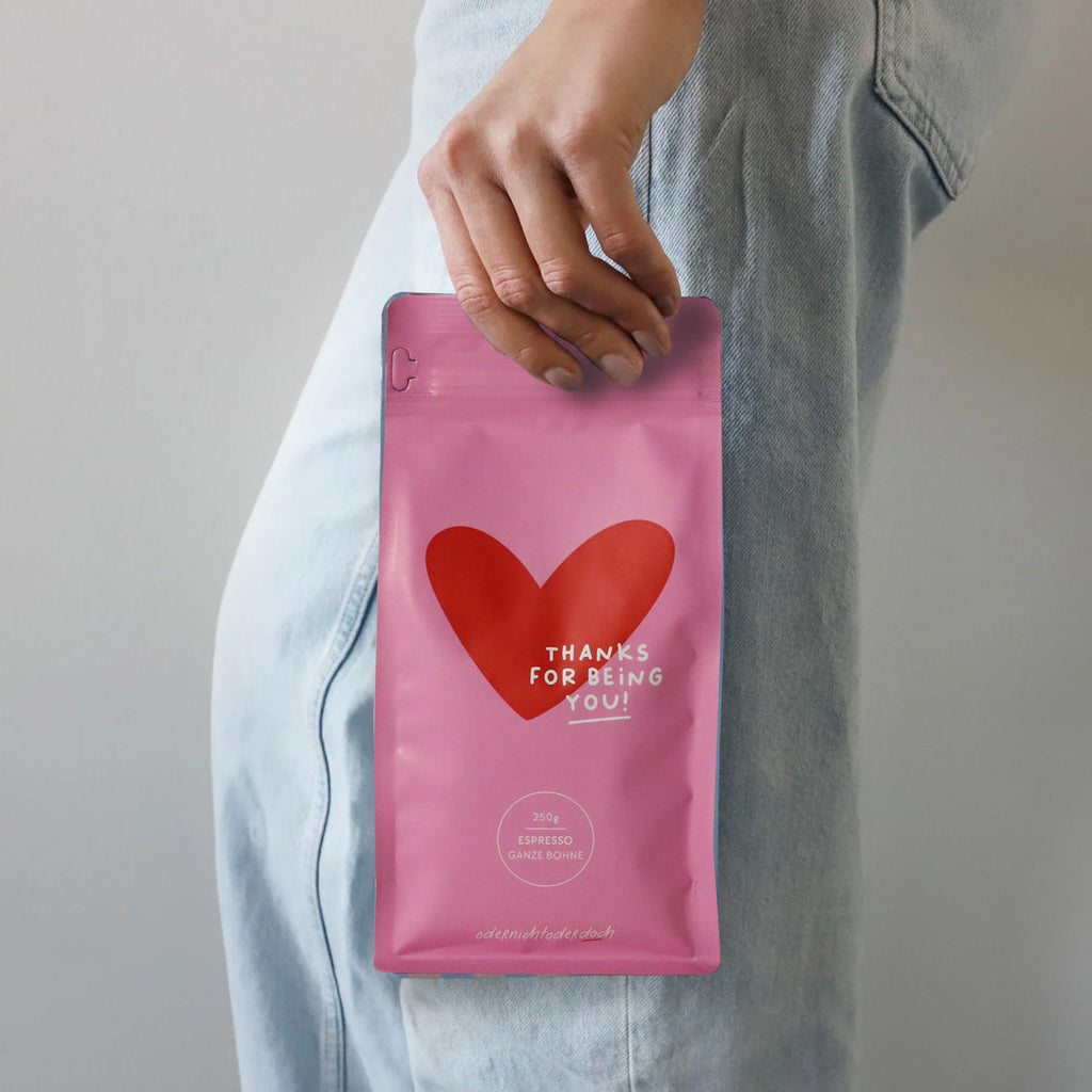 Thanks for being you X Kaffee Ganze Bohne, 250g in der Hand eines Models