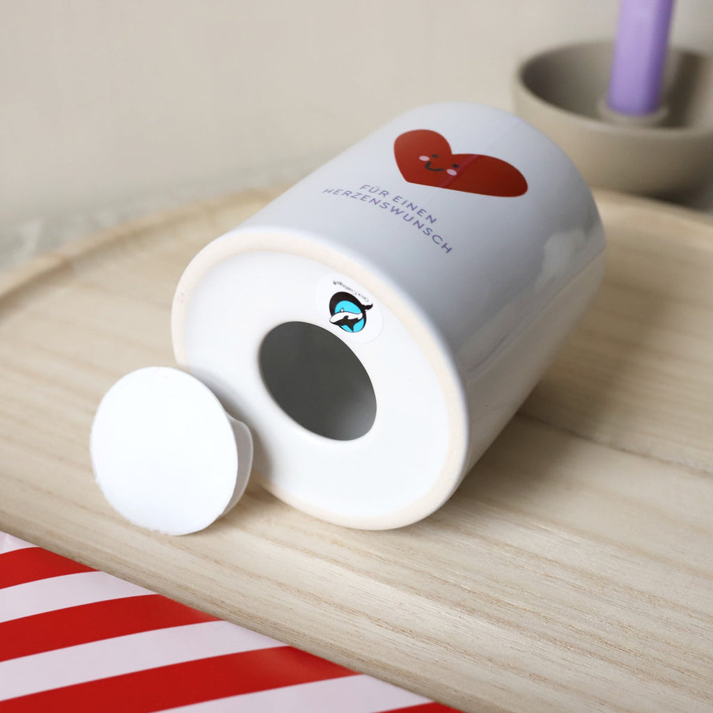 Herz X Spardose, Foto der Unterseite mit Öffnung, um die Spardose zu leeren