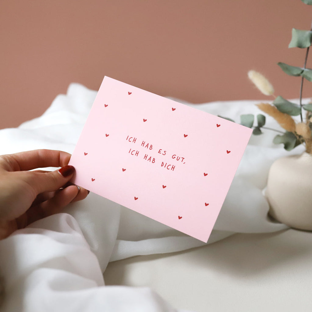 Ich hab es gut X Postkarte in der Hand eines Models