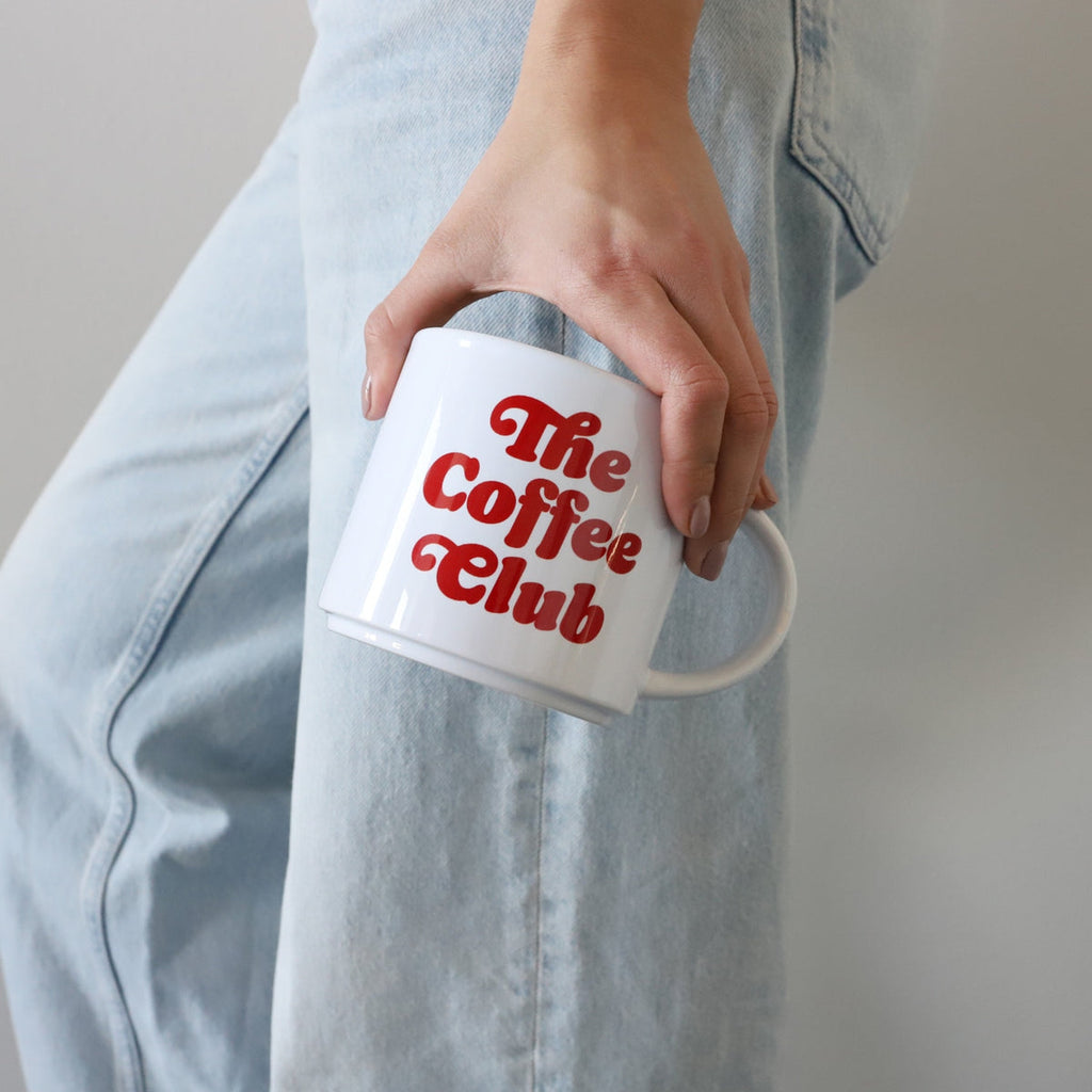 The Coffee Club X Jumbo-Tasse in der Hand eines Models