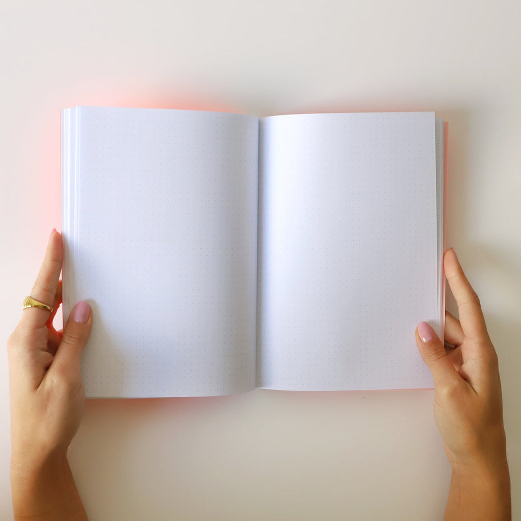 Monatskalender 2026 X Neonpink, Blick in den Kalender, Doppelseite mit Journaling Dots