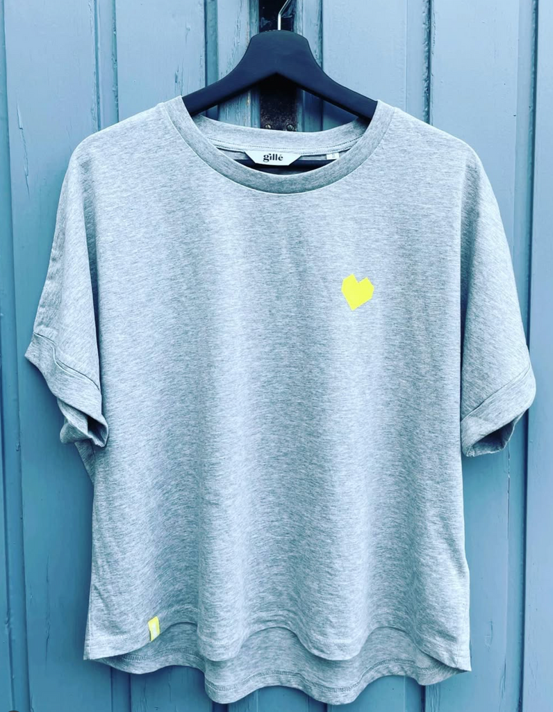 Julie 2025 X Summer Shirt, hängend auf einem Bügel