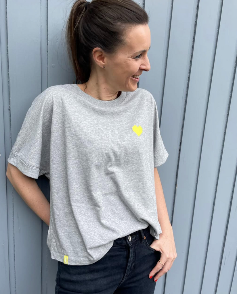 Julie 2025 X Summer Shirt, getragen von einem Model