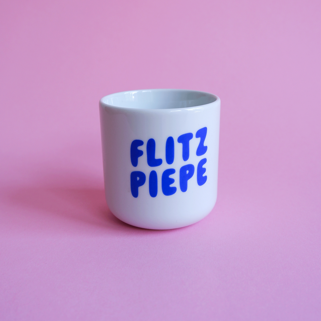 Flitzpiepe X Becher, weiß mit blauer Schrift