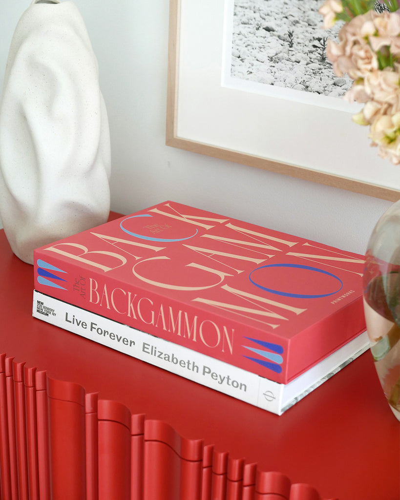 Backgammon, dekriert auf einem roten Sideboard