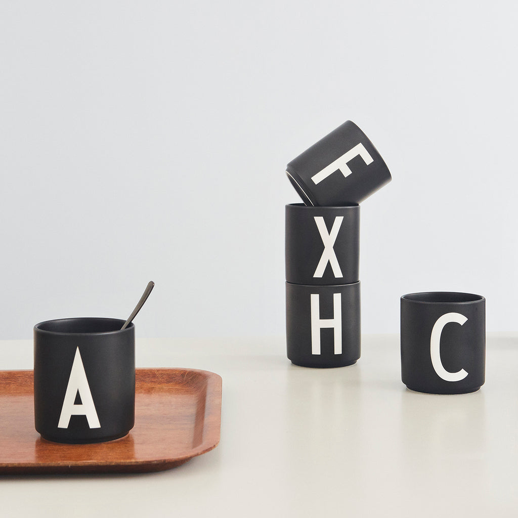5 schwarze A-Z Cups X Arne Jacobsen, mit weißen Großbuchstaben