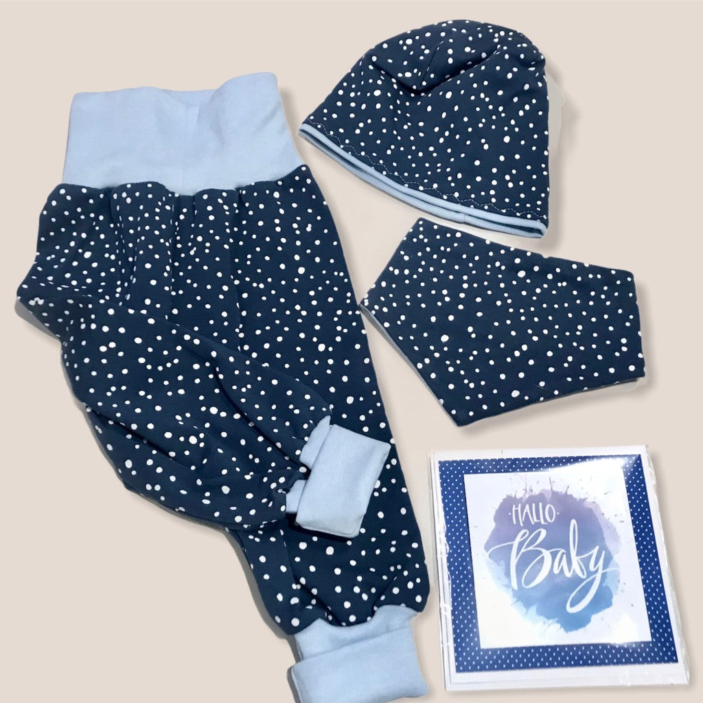 Baby-Set in dunkelblau mit hellblauen kleinen Punkten, hellblauen Bündchen, bestehend aus Hose, Lätzchen, Mütze und Glückwunschkarte