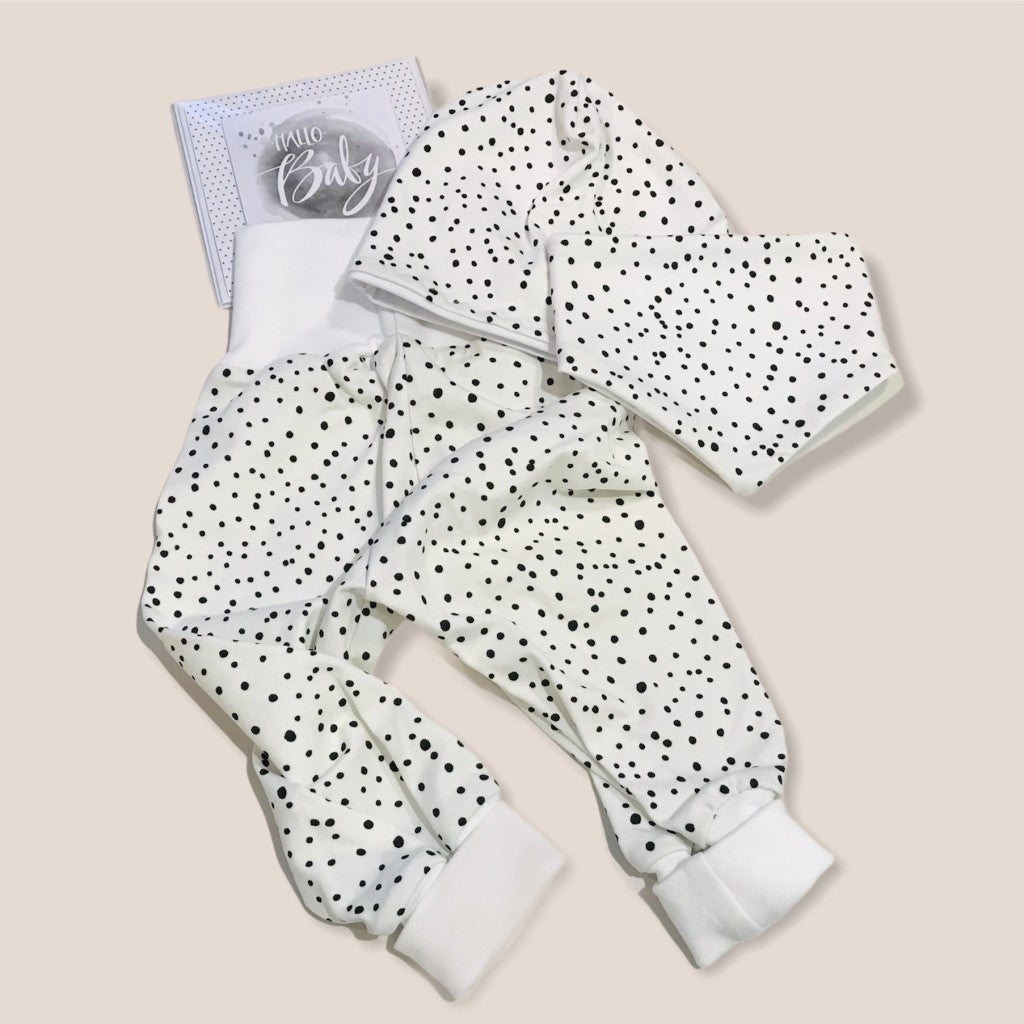 Baby-Set in weiß mit schwarzen kleinen Punkten, Bündchen weiß, Set bestehend aus Hose, Lätzchen,  Mütze und Glückwunschkarte