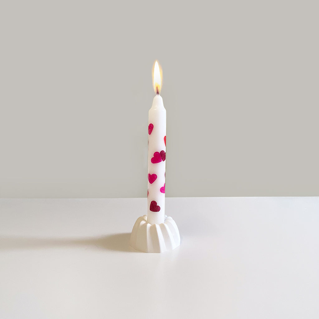 Herzkerze, brennend auf Gugelhupf-Kerzenständer